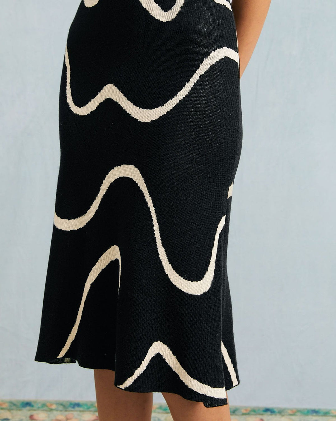 Geovari | Black Wave Mermaid-Hem Knitted Midi Dress
